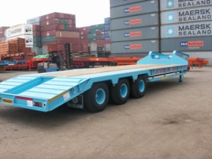 Lowbed Tri-axle with Slope
